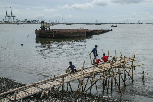 El barco 'Virgo Transport 8' se perdió de contacto durante una travesía desde Surabaya hacia Banjarmasin, en medio de condiciones climáticas adversas, tras salir el sábado a las.