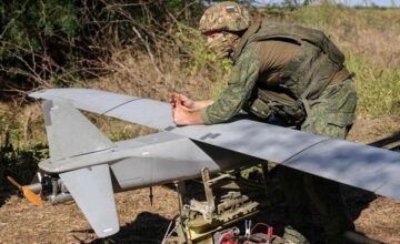 El conflicto en el este de Ucrania continúa con avances rusos en el frente del noreste, donde se mantienen las operaciones en zonas como Járkov y Lugansk desde febrero de 2022.