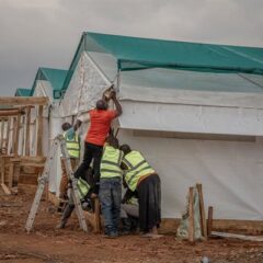 El brote de ébola en Ituri se intensifica por la concentración de desplazados y la falta de acceso a servicios básicos de higiene, mientras las autoridades trabajan para contener.