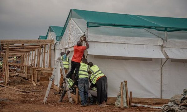 El brote de ébola en Ituri se intensifica por la concentración de desplazados y la falta de acceso a servicios básicos de higiene, mientras las autoridades trabajan para contener.