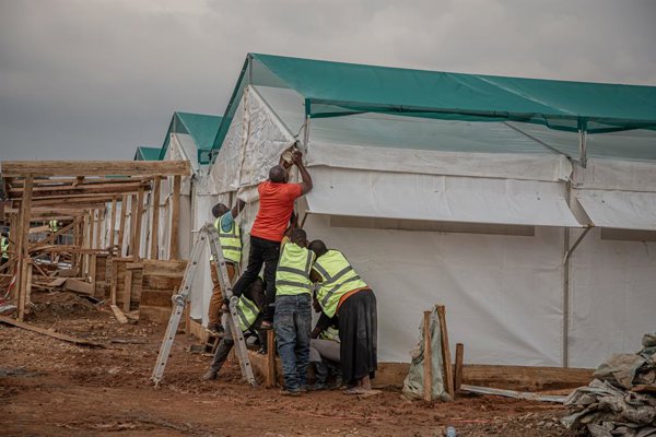 El brote de ébola en Ituri se intensifica por la concentración de desplazados y la falta de acceso a servicios básicos de higiene, mientras las autoridades trabajan para contener.
