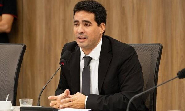 Argentina denuncia actividades petrolíferas ilegales en aguas cercanas a las islas Malvinas, afirmando que vulneran la ley nacional y atentan contra su soberanía sobre las zonas.