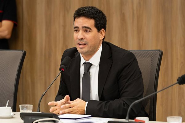 Argentina denuncia actividades petrolíferas ilegales en aguas cercanas a las islas Malvinas, afirmando que vulneran la ley nacional y atentan contra su soberanía sobre las zonas.