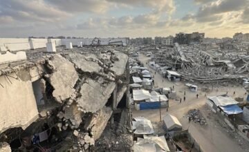 Un derrumbe en una zona habitada de Gaza afectó a residentes desplazados y estructuras temporales, generando un saldo humano significativo en medio de la crisis humanitaria.