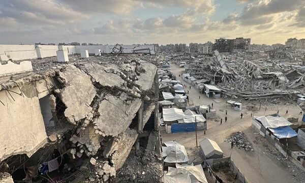Un derrumbe en una zona habitada de Gaza afectó a residentes desplazados y estructuras temporales, generando un saldo humano significativo en medio de la crisis humanitaria.