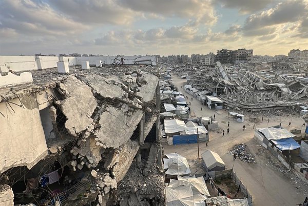 Un derrumbe en una zona habitada de Gaza afectó a residentes desplazados y estructuras temporales, generando un saldo humano significativo en medio de la crisis humanitaria.