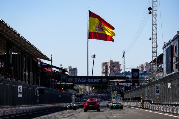 La Fórmula 1 confirmó el regreso del Gran Premio de España en 2027 en MADRID, tras la eliminación del evento en Catalunya, como parte de un calendario que incluye 24 pruebas en 22.