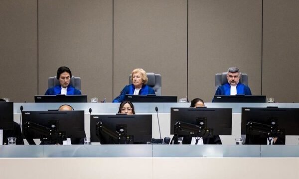 El exmandatario fue entregado al TPI en marzo de 2025 tras ser detenido bajo orden judicial emitida por la corte filipina, durante el gobierno de Ferdinand Marcos Jr, y enfrenta.