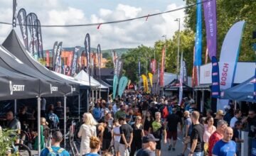 El FESTIVAL de bicicletas en Girona atrae a profesionales y aficionados del sector con actividades técnicas y deportivas, incluyendo pruebas internacionales de grava y.