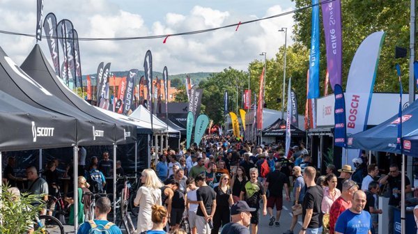 El FESTIVAL de bicicletas en Girona atrae a profesionales y aficionados del sector con actividades técnicas y deportivas, incluyendo pruebas internacionales de grava y.