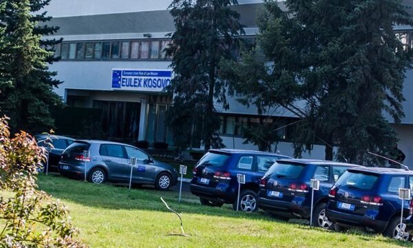 El fallo del Tribunal Especial para Kosovo ha generado tensiones en el país, donde autoridades y sectores populares cuestionan el juicio a líderes del Ejército de Liberación de.