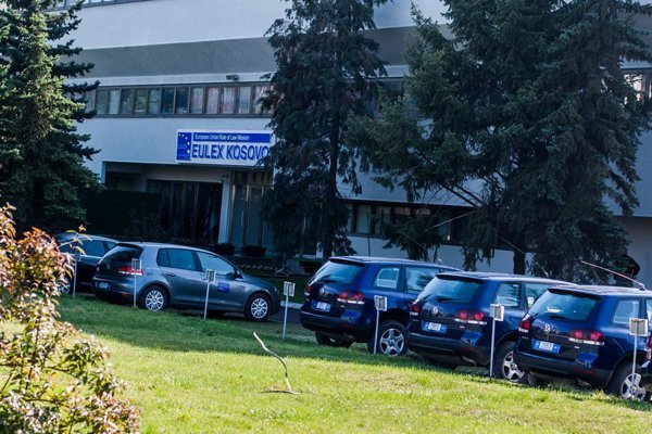 El fallo del Tribunal Especial para Kosovo ha generado tensiones en el país, donde autoridades y sectores populares cuestionan el juicio a líderes del Ejército de Liberación de.