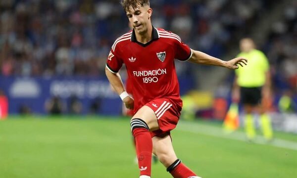 El equipo sevillista superó al de A Coruña en una jornada clave de LaLiga, tras una acción que generó una expulsión directa y un resultado que afecta las posiciones en la tabla.
