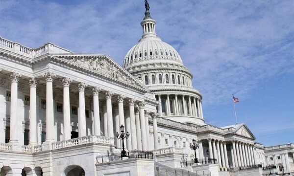 El Congreso estadounidense aprueba una medida que amplía el poder de imposición de sanciones del presidente Trump hacia países que adquieren energía rusa, en un contexto de.