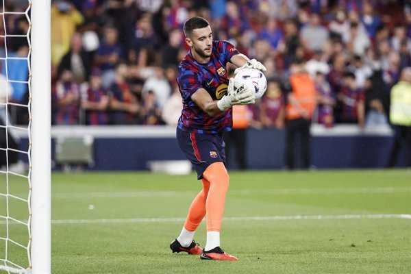 El portero del FC Barcelona enfrenta una lesión ligera en la rodilla derecha, afectando su participación en partidos clave y posibles convocaciones internacionales.