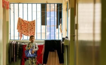 Las operaciones militares israelíes en el sur de LÍBANO han provocado daños estructurales en infraestructuras educativas y desplazamientos masivos de familias en zonas afectadas.