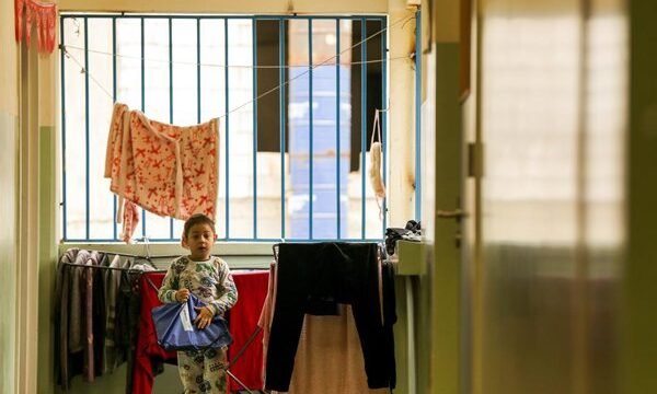 Las operaciones militares israelíes en el sur de LÍBANO han provocado daños estructurales en infraestructuras educativas y desplazamientos masivos de familias en zonas afectadas.