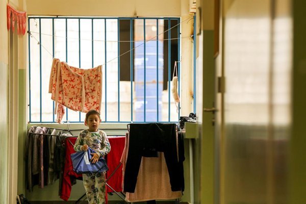 Las operaciones militares israelíes en el sur de LÍBANO han provocado daños estructurales en infraestructuras educativas y desplazamientos masivos de familias en zonas afectadas.