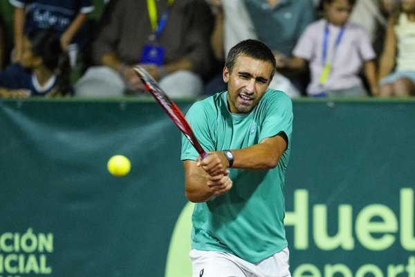España enfrenta a Chile en una eliminatoria clave de la Copa Davis, disputada en el Estadio Nacional de Santiago bajo condiciones climáticas variables.