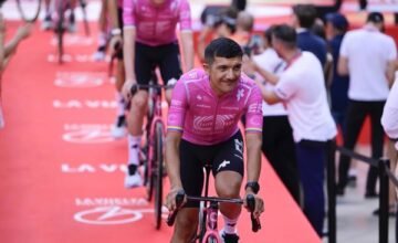El ecuatoriano Richard Carapaz suspende su participación en los Campeonatos del Mundo de Ciclismo tras evaluación médica que indica necesidad de descanso para evitar daños a largo.