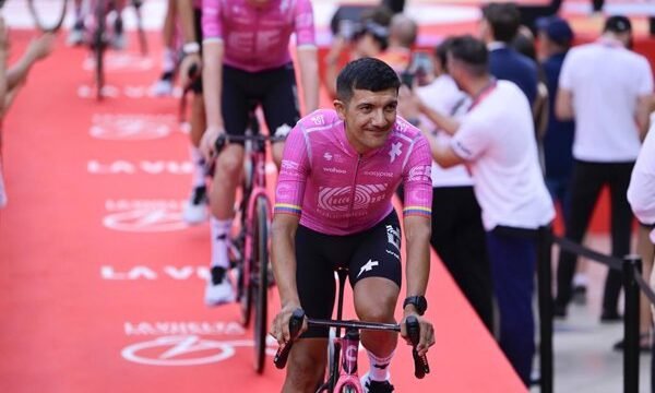 El ecuatoriano Richard Carapaz suspende su participación en los Campeonatos del Mundo de Ciclismo tras evaluación médica que indica necesidad de descanso para evitar daños a largo.