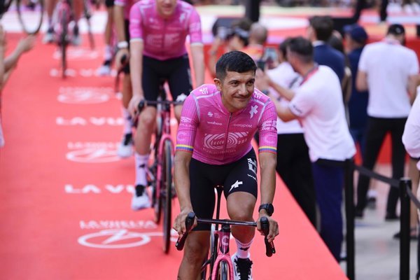 El ecuatoriano Richard Carapaz suspende su participación en los Campeonatos del Mundo de Ciclismo tras evaluación médica que indica necesidad de descanso para evitar daños a largo.