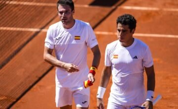 La selección española masculina de tenis supera a Chile en una partida clave de su camino hacia la Final 8 de la Copa Davis, disputada en el Estadio Nacional de Santiago.