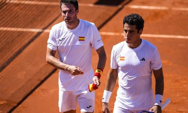 La selección española masculina de tenis supera a Chile en una partida clave de su camino hacia la Final 8 de la Copa Davis, disputada en el Estadio Nacional de Santiago.