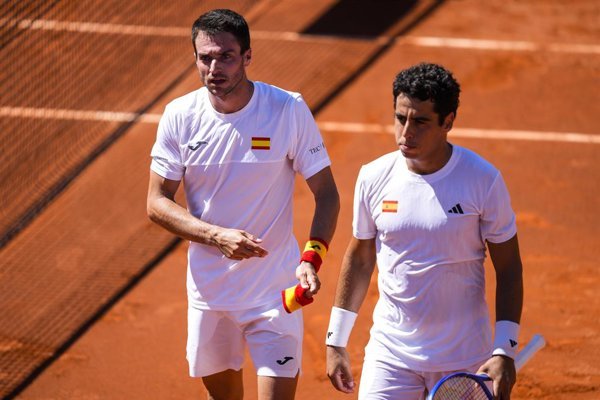 La selección española masculina de tenis supera a Chile en una partida clave de su camino hacia la Final 8 de la Copa Davis, disputada en el Estadio Nacional de Santiago.