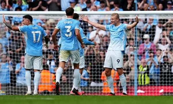 El Manchester City mantiene su liderazgo en la Premier League tras una victoria amplia frente al Sunderland, mientras el Liverpool avanza en la clasificación tras ganar en.