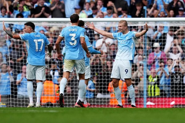 El Manchester City mantiene su liderazgo en la Premier League tras una victoria amplia frente al Sunderland, mientras el Liverpool avanza en la clasificación tras ganar en.