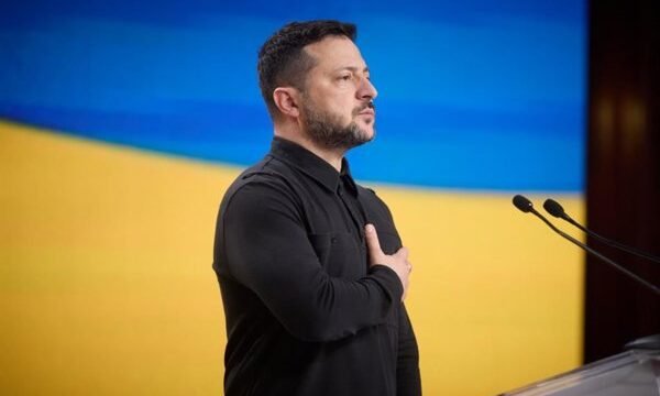 El presidente ucraniano Volodimir Zelenski y el expresidente estadounidense Donald Trump mantienen contacto diplomático para avanzar en la situación de Ucrania, con énfasis en.