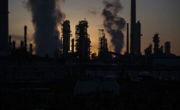 Las sanciones estadounidenses contra las aerolíneas iraníes afectan el comercio marítimo en el estrecho de Ormuz, donde se concentra el tráfico de crudo y productos petroleros.