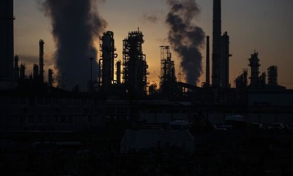 Las sanciones estadounidenses contra las aerolíneas iraníes afectan el comercio marítimo en el estrecho de Ormuz, donde se concentra el tráfico de crudo y productos petroleros.