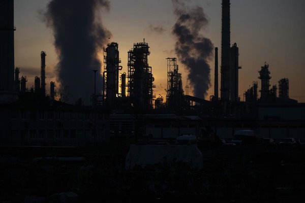 Las sanciones estadounidenses contra las aerolíneas iraníes afectan el comercio marítimo en el estrecho de Ormuz, donde se concentra el tráfico de crudo y productos petroleros.