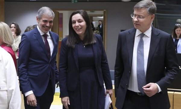 Los países miembros de la Unión Europea han expresado preocupación por la posibilidad de vincular la ampliación de la UE con decisiones sobre lenguas cooficiales, considerando que.