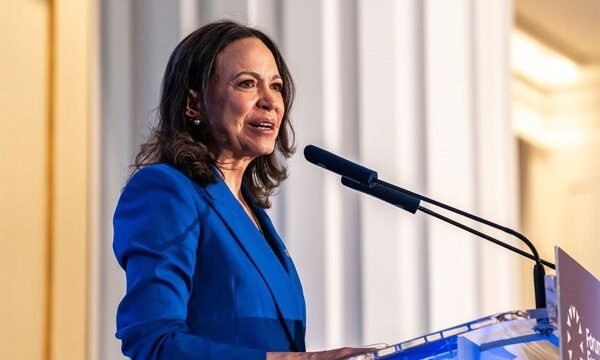 Las autoridades venezolanas y panameñas mantienen un silencio oficial sobre el intento de retorno de María Corina Machado, mientras la presidenta encargada se encuentra en Estados.