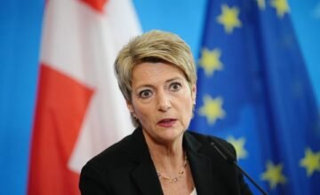 El gobierno suizo aprueba una regulación que obliga al banco UBS a mantener un nivel mínimo de capital sólido en sus filiales internacionales para prevenir crisis financieras.