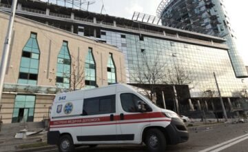 El gobierno ucraniano informó sobre el impacto de ataques militares en su capital, con declaraciones del alcalde y el Ministerio ruso que justifican los objetivos de las.