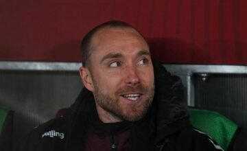 El jugador danés Christian Eriksen, tras una parada cardíaca durante la Eurocopa de 2021, se retiró temporalmente del fútbol y actualmente finaliza su paso por el VfL Wolfsburgo.