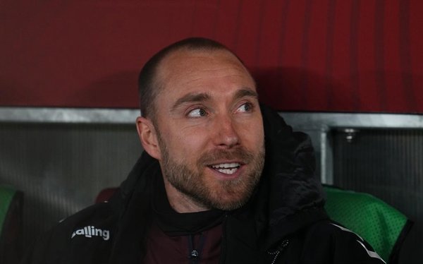 El jugador danés Christian Eriksen, tras una parada cardíaca durante la Eurocopa de 2021, se retiró temporalmente del fútbol y actualmente finaliza su paso por el VfL Wolfsburgo.