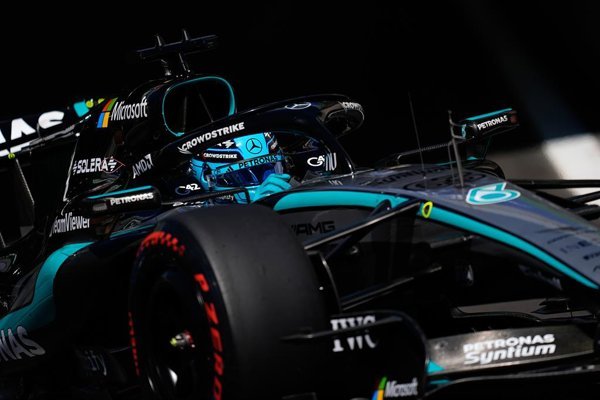 El GP de Azerbaiyán se desarrolla en un circuito urbano con condiciones de pista que afectan al rendimiento de los equipos, especialmente tras incidentes en la zona más estrecha.