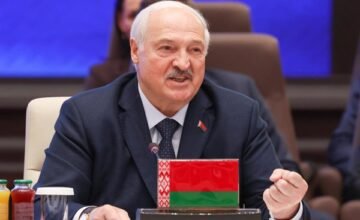 En el contexto de ajustes penales en Bielorrusia, el gobierno otorga liberaciones masivas a personas condenadas por actividades consideradas de extremismo, una práctica recurrente.