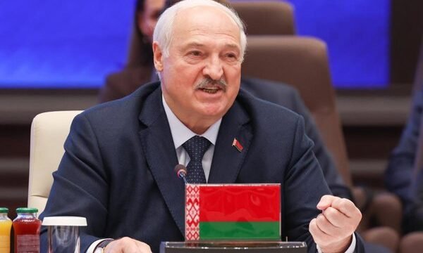 En el contexto de ajustes penales en Bielorrusia, el gobierno otorga liberaciones masivas a personas condenadas por actividades consideradas de extremismo, una práctica recurrente.