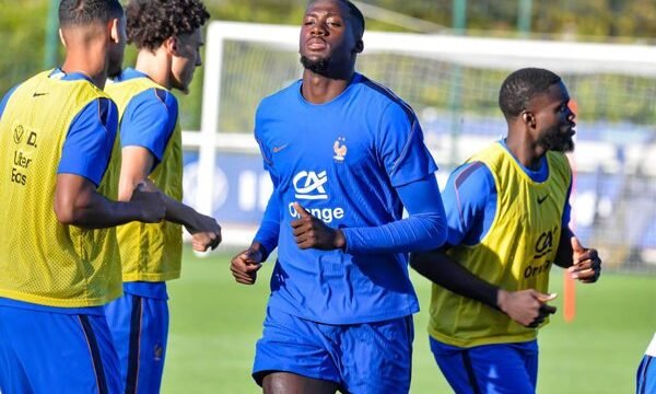 El Real MADRID confirmó que Ibrahima Konaté sufre una lesión en el ligamento colateral derecho de su pierna derecha, afectando su participación en las próximas partidas.