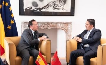 Los gobiernos de España y Marruecos mantienen contacto para resolver la situación de migrantes que ingresaron ilegalmente en Ceuta durante fines de julio, pese a diferencias sobre.
