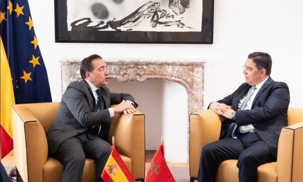 Los gobiernos de España y Marruecos mantienen contacto para resolver la situación de migrantes que ingresaron ilegalmente en Ceuta durante fines de julio, pese a diferencias sobre.