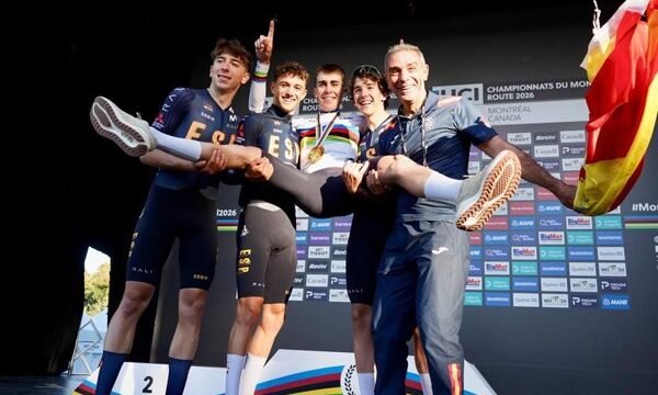 Un ciclista de España logra el éxito en una competencia internacional de alto nivel, consolidando su posición en el panorama mundial del ciclismo júnior.