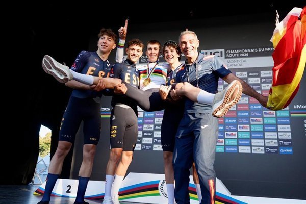 Un ciclista de España logra el éxito en una competencia internacional de alto nivel, consolidando su posición en el panorama mundial del ciclismo júnior.