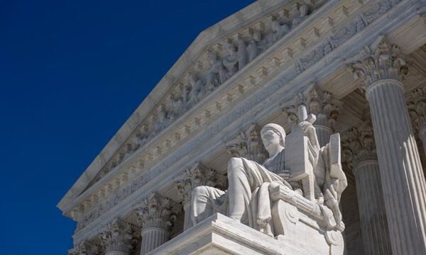 El Tribunal Supremo de Estados Unidos autorizó el acceso a bases de datos federales que incluyen información de ciudadanía, con el objetivo de depurar listas electorales antes de.